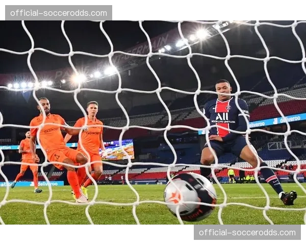 场边趣闻：蒙彼利埃主帅代班门将教练，亲自指导守门员热身