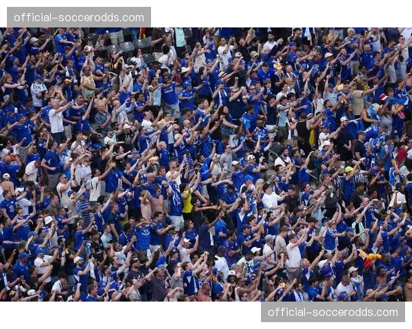 警方通报:马赛极端球迷组织涉嫌在多场比赛中投掷烟雾弹被调查 警方通报:马赛极端球迷组织涉嫌在多场比赛中投掷烟雾弹被调查