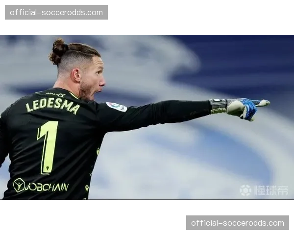 加的斯门将专访:谈面对顶级前锋时,五人防线体系下的沟通与选位 加的斯门将专访:谈面对顶级前锋时,五人防线体系下的沟通与选位