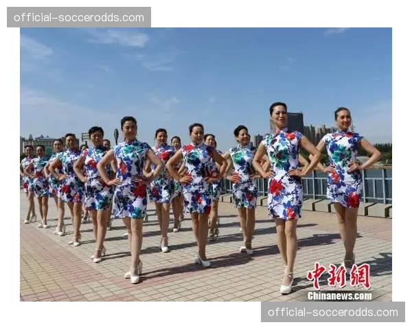 马赛市内举办“精准传中”挑战赛吸引大量青少年参与